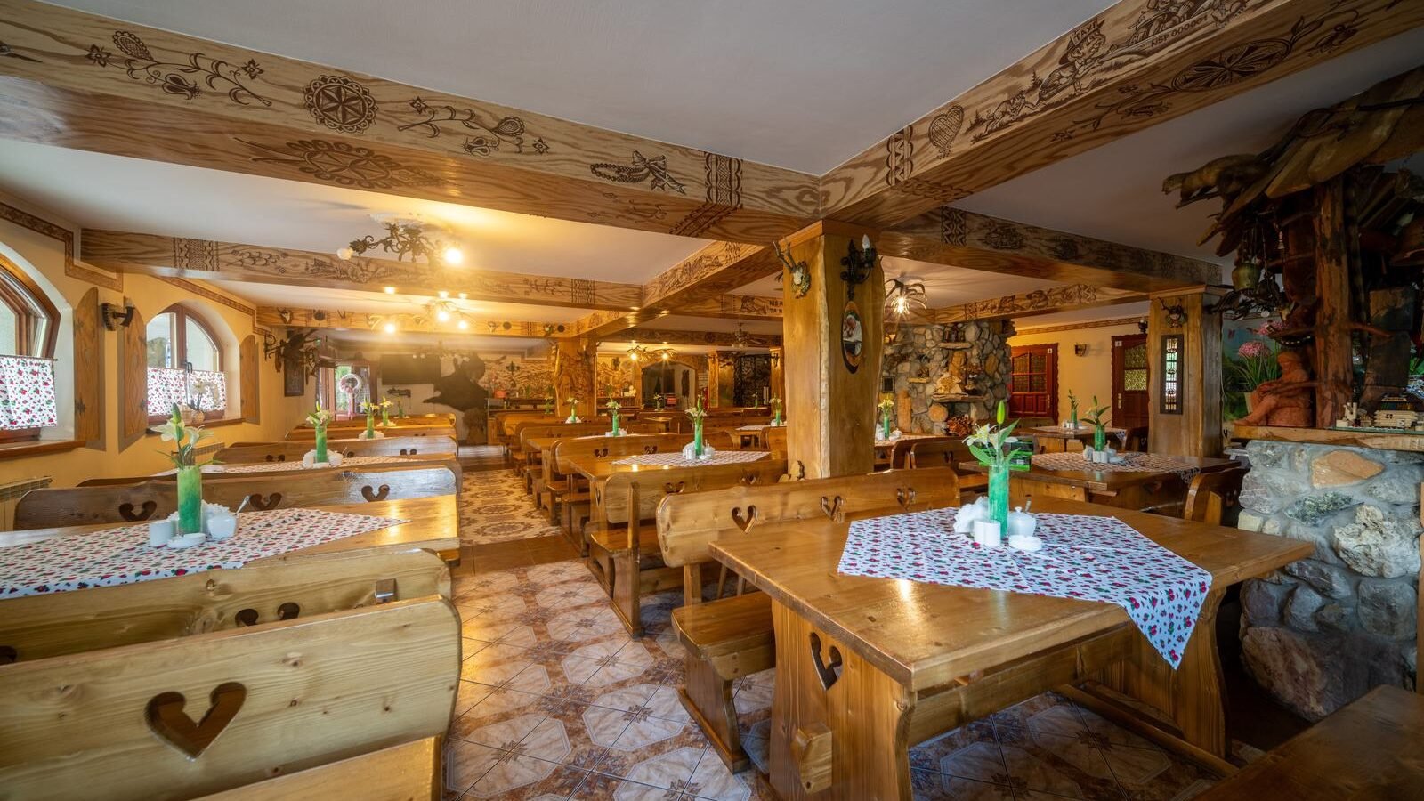 Sala jadalna z belkowanym stropem