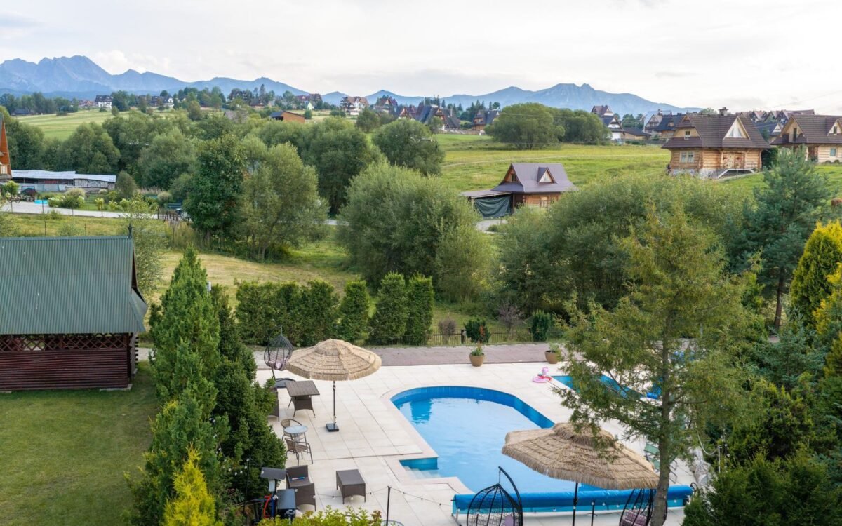 Panorama Tatr z terenu pensjonatu