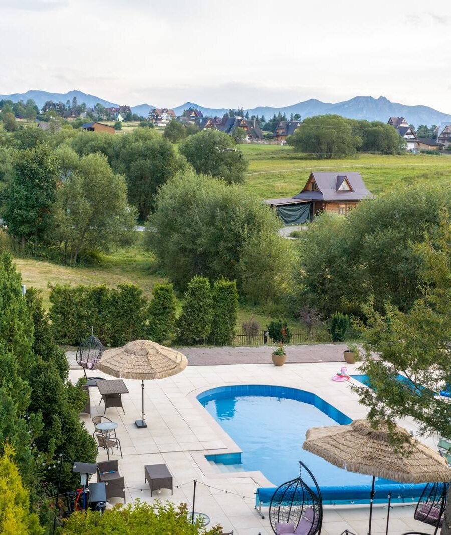 Panorama Tatr z terenu pensjonatu