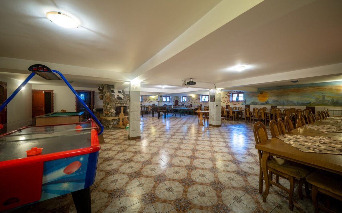 Sala gier z bilardem