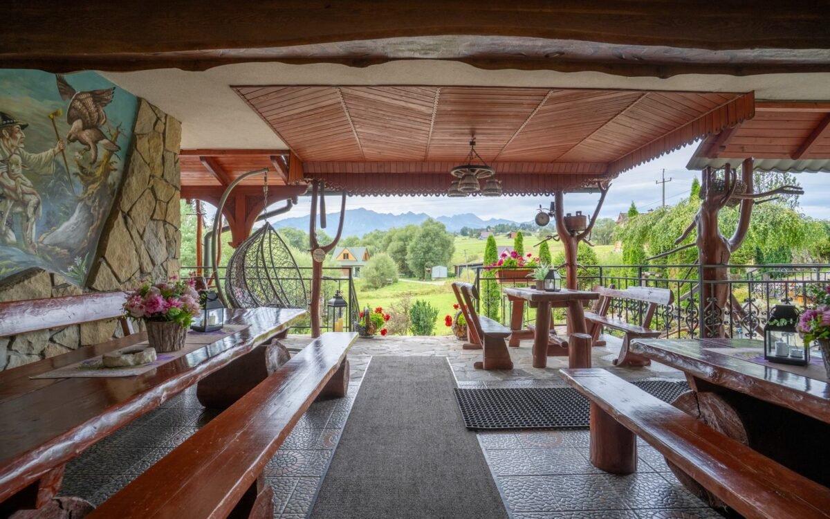 Zadaszony taras z widokiem na panorame Tatr