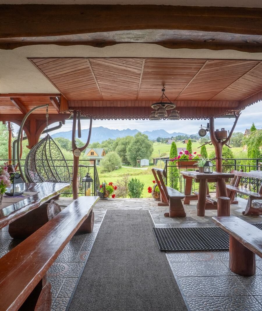 Zadaszony taras z widokiem na panorame Tatr